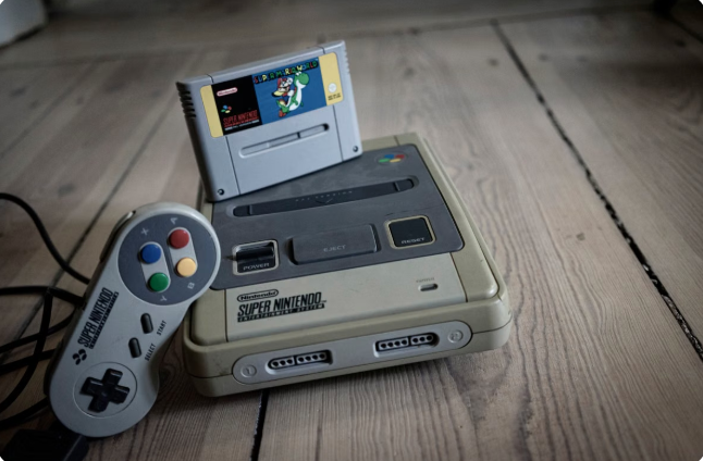 Mano sosteniendo un cartucho de videojuego retro